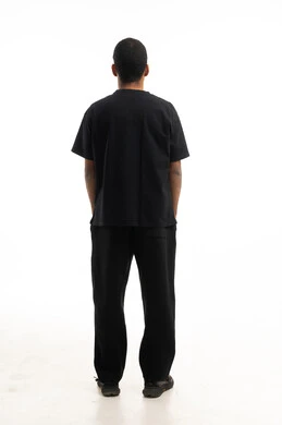 رجل عربي من الخلف يقف في استوديو بخلفية بيضاء