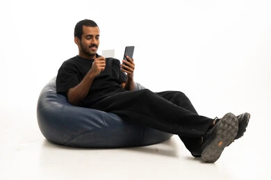 رجل عربي يستخدم هاتف ذكي وبطاقة ائتمان للتسوق