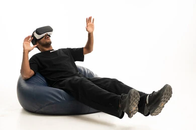 رجل عربي يستخدم نظارة الواقع الافتراضي