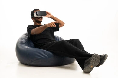 رجل عربي يستخدم نظارة الواقع الافتراضي في الاستوديو