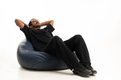 رجل سعودي يسترخي على مقعد بين باج في استوديو