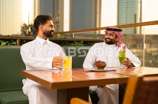 رجال سعوديون في مطعم خارجي وقت الغروب
