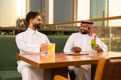 رجال سعوديون في مطعم خارجي وقت الغروب
