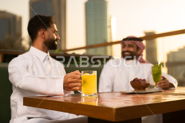 رجال سعوديون في مطعم خارجي وقت الغروب