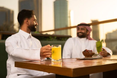 رجال سعوديون في مطعم خارجي وقت الغروب
