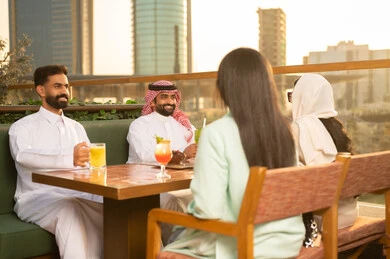 أصدقاء سعوديون في مطعم بالرياض وقت الغروب