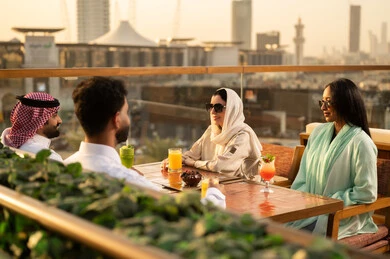 مجموعة سعودية في مطعم روف وقت الغروب