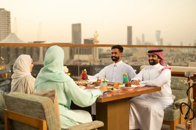 سعوديون يتناولون الطعام في مطعم بالرياض وقت الغروب