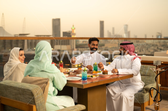 أصدقاء سعوديون يتناولون العشاء في مطعم بالرياض