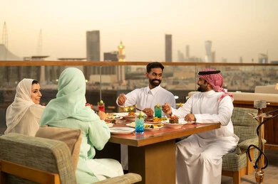 أصدقاء سعوديون يتناولون العشاء في مطعم بالرياض