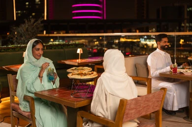 سيدات سعوديات يتناولن العشاء في مطعم خارجي ليلاً