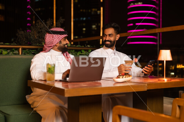 رجال أعمال سعوديين في مطعم خارجي بالرياض ليلاً