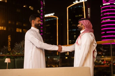 مصافحة رجال أعمال سعوديين في مدينة الرياض ليلاً