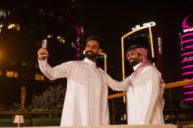 رجال سعوديون يلتقطون سيلفي في الرياض ليلاً