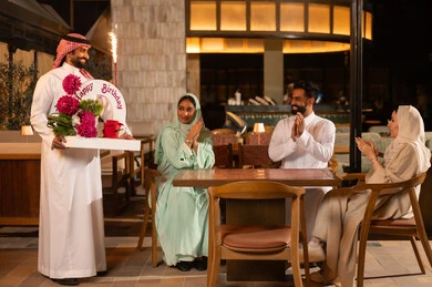 أصدقاء سعوديون يحتفلون بعيد ميلاد في مطعم