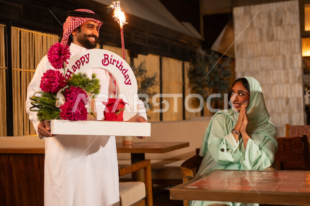 زوجان سعوديان يحتفلان بعيد ميلاد في مطعم