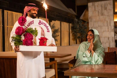 زوجان سعوديان يحتفلان بعيد ميلاد في مطعم