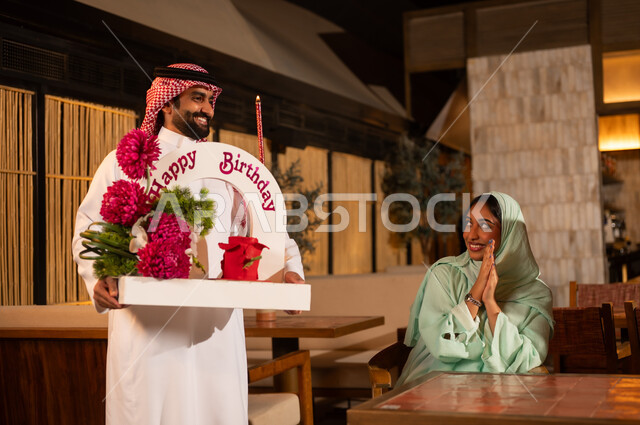 زوجان سعوديان يحتفلان بعيد ميلاد في مطعم