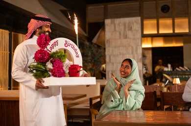 زوجين سعوديين يحتفلان بعيد ميلاد في مطعم