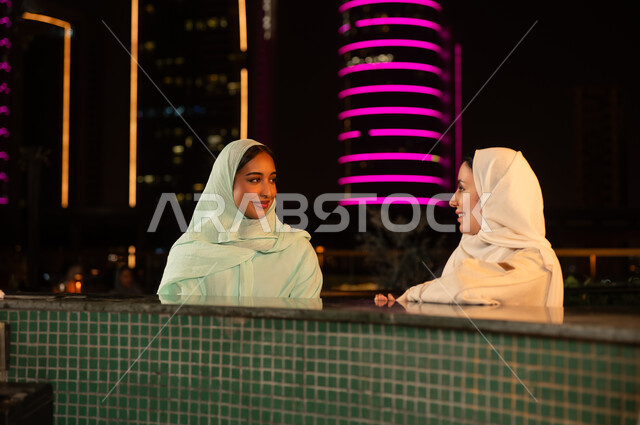 نساء سعوديات يتحدثن في الهواء الطلق ليلاً بالمدينة