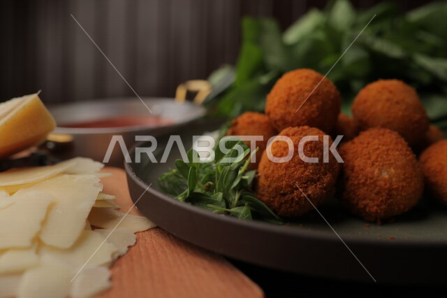 صورة لطبق كرات الجبن اللذيذة ، كرات البطاطس المقرمشة الشهية مع صوص الطماطم ، وجبات عربية، وصفات وأطباق طعام لذيذة، مأكولات صحية، مطاعم عربية خليجية سعودية