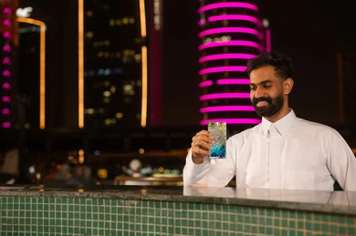 رجل عربي مع مشروب بارد في جلسة ليلية