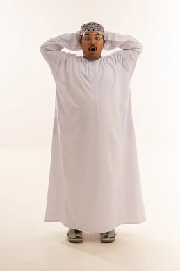 رجل عُماني مصدوم بالزي التقليدي أمام خلفية بيضاء