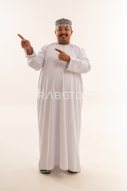 رجل عماني بالزي التقليدي يشير لجهة اليمين