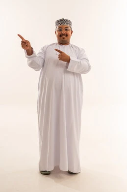 رجل عماني بالزي التقليدي يشير لجهة اليمين