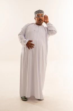 رجل عُماني بالزي التقليدي يستمع على خلفية بيضاء