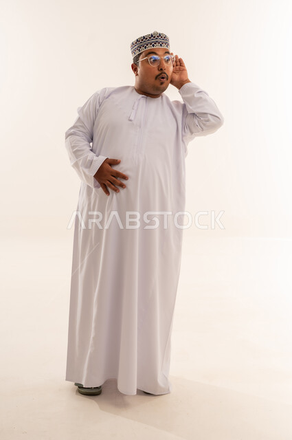رجل عماني بالزي التقليدي يستمع بخلفية بيضاء