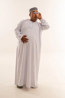 رجل عماني بالزي التقليدي يستمع بخلفية بيضاء