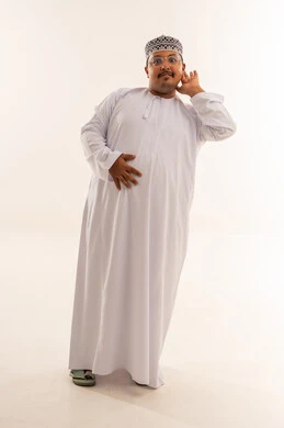 رجل عماني بالزي التقليدي يقوم بإيماءة الاستماع