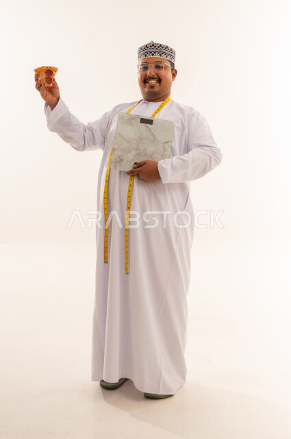 رجل عماني مع بيتزا وميزان وزن