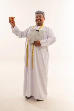 رجل عماني مع بيتزا وميزان وزن