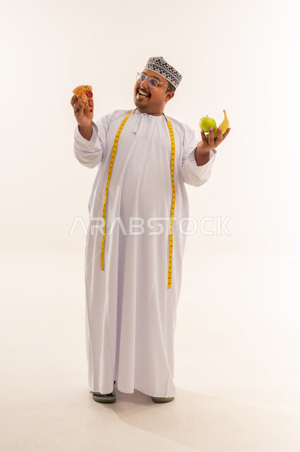 رجل عماني يختار بين البيتزا والفاكهة من أجل الرجيم