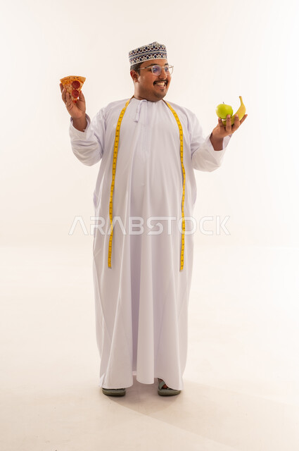 رجل عماني بدين يختار بين البيتزا والفواكه
