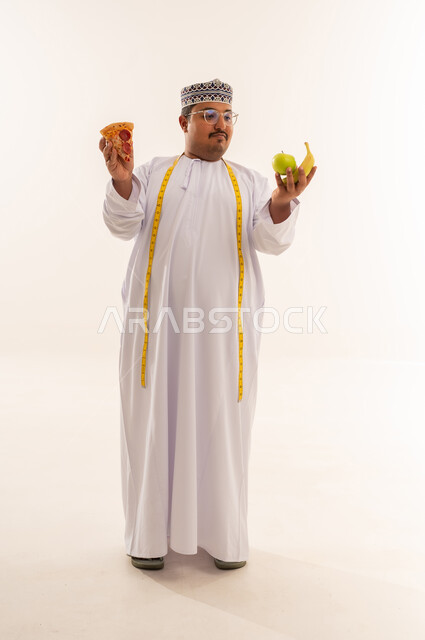 رجل عماني بوزن زائد يختار بين البيتزا والفاكهة