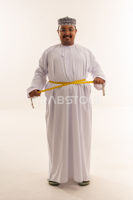 رجل عماني يقيس محيط الخصر خلفية بيضاء