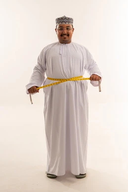 رجل عماني يقيس محيط الخصر خلفية بيضاء