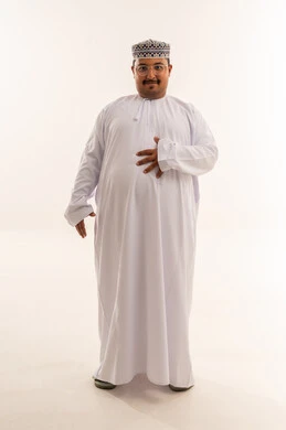 رجل عماني بالزي التقليدي على خلفية بيضاء