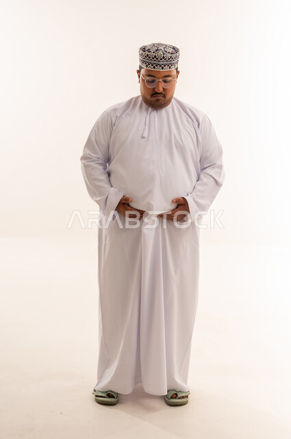 رجل عماني بالزي التقليدي بوزن زائد خلفية بيضاء