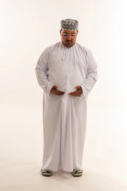 رجل عماني بالزي التقليدي بوزن زائد خلفية بيضاء رجل عماني بالزي التقليدي بوزن زائد خلفية بيضاء