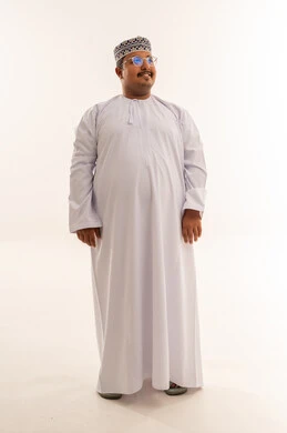 رجل عُماني بالزي التقليدي أمام خلفية بيضاء