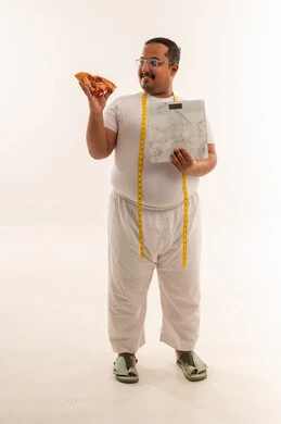 رجل عربي سمين يحمل بيتزا وميزان قياس الوزن