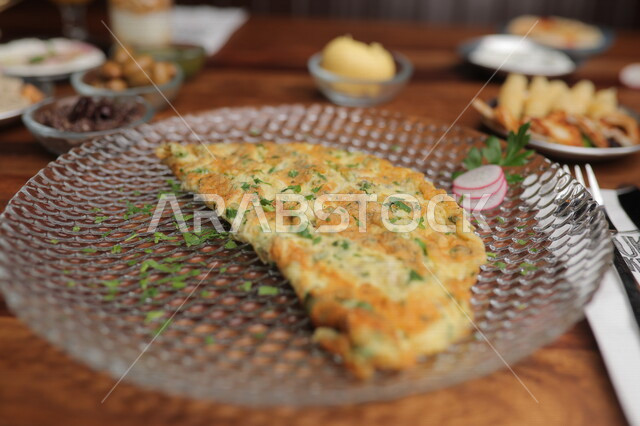 صورة لطبق الاومليت بالبيض والبقدونس ، العجة المقلية ، وجبات عربية، وصفات وأطباق طعام لذيذة، مأكولات صحية، مطاعم عربية خليجية سعودية