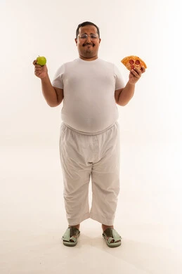 رجل عربي بدين يختار بين البيتزا والتفاح