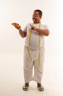 رجل عربي بدين مع بيتزا وشريط قياس