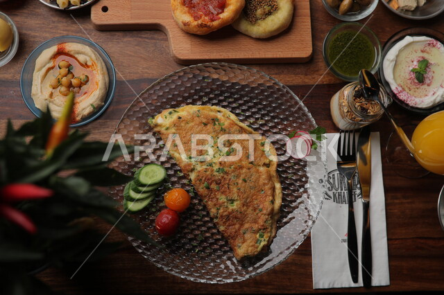 A picture of an omelette with eggs and parsley, fried omelettes, Arabic meals, delicious recipes and dishes, healthy foods, Saudi Arabian Gulf restaurants