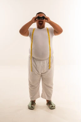 رجل عربي بدين مع منظار وشريط قياس